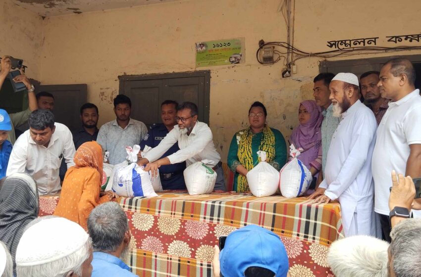  রামগড়ে বন্যার্তদের ত্রাণ সামগ্রী প্রদানে জেলা প্রশাসক