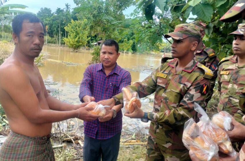  দীঘিনালায় সেনাবাহিনীর ত্রান-সামগ্রী বিতরণ